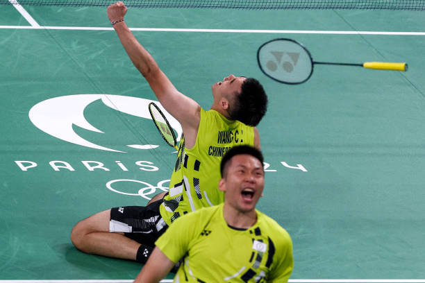 羽毛球挑球进阶:如何应对对手高压球和快速回击