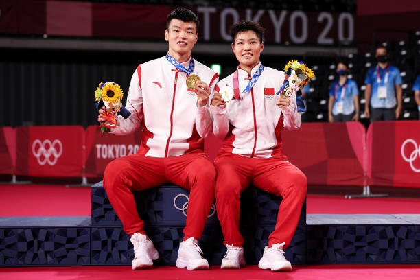 为什么羽毛球双打场地比单打场地宽?界限规则一文读懂