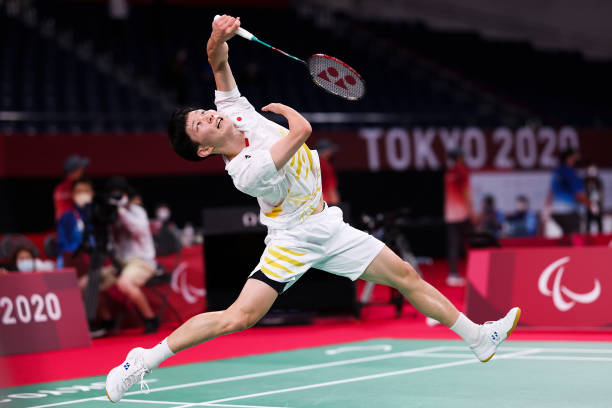 羽毛球实战技巧大全 - 基本打法+常见错误纠正视频指南