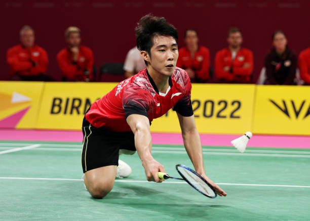 羽毛球场地简图:裁判席与观众区的合理布置