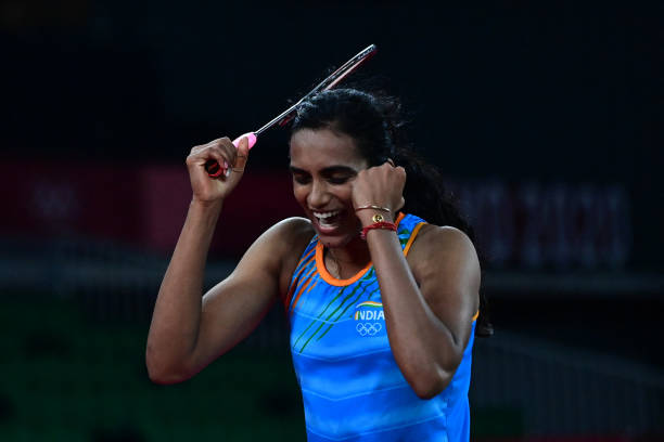 羽毛球场地端墙颜色如何影响运动员的表现?