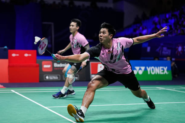 羽毛球拍品牌标志设计风格对比