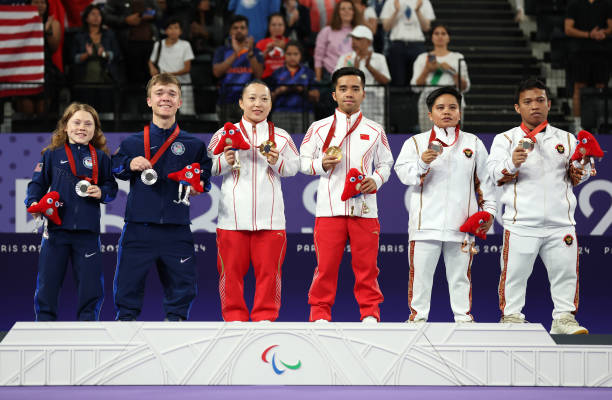 黑白线描or彩色涂鸦?两种风格羽毛球绘画指南