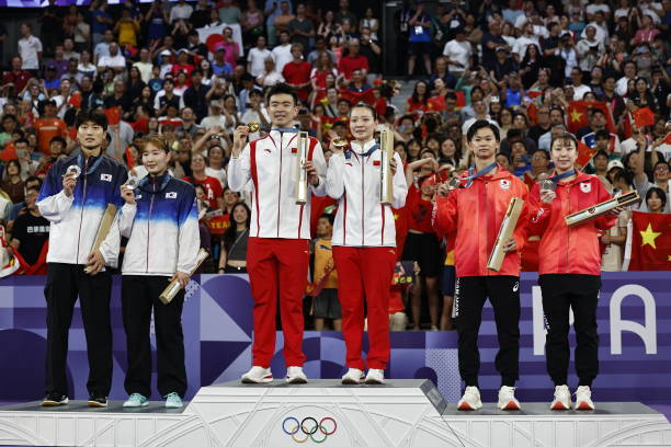 羽毛球拍属于什么类型的体育用品？