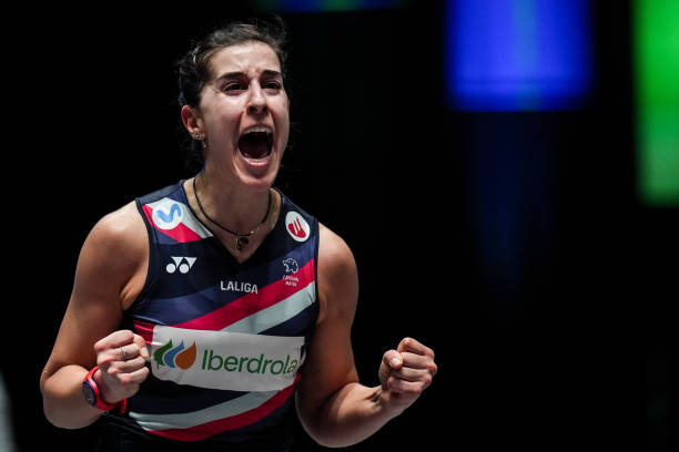 如何根据4U羽毛球拍重量调整你的技术动作？