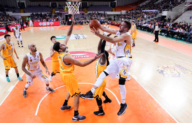 如何避免走步:提高运球技术与脚步控制