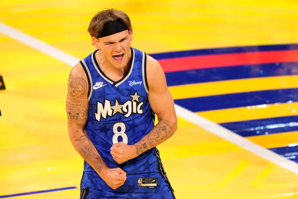 篮球场地面材料选择与价格分析