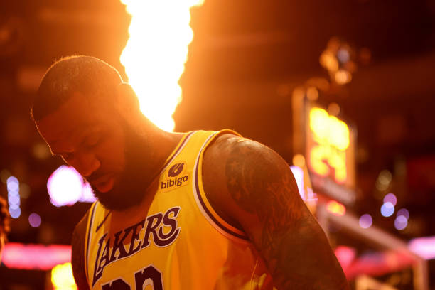 二次运球与走步的区别：篮球规则解析