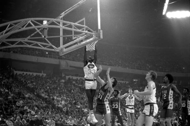 穿鞋vs赤脚:四大中锋真实身高对比分析