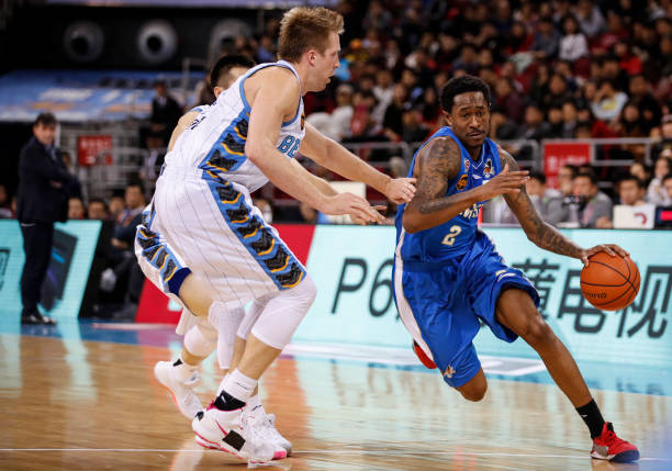 篮球裁判必读:走步犯规的判定标准与技巧