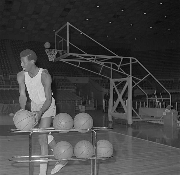 哈登首秀十佳球:穿针引线+致命三分