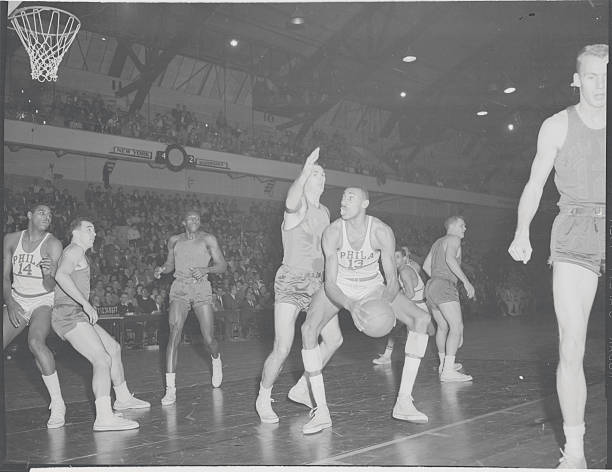 大前锋vs中锋：篮球战术中的位置分工与技能要求对比