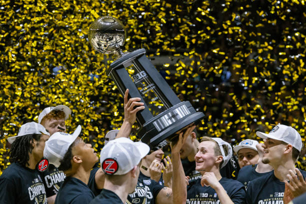 比赛中的三步上篮策略：何时选择上篮而非投篮