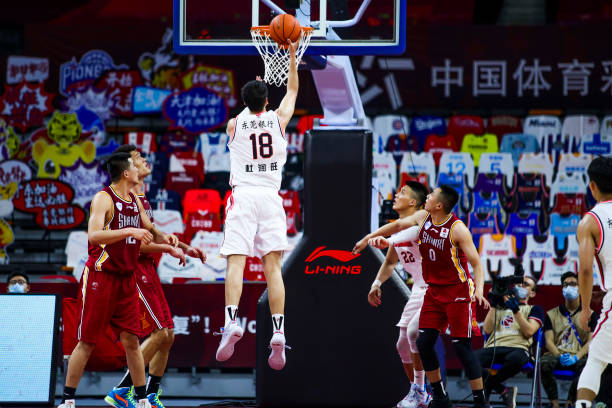 篮球场面积对比:NBA、FIBA和高中篮球场有何不同?