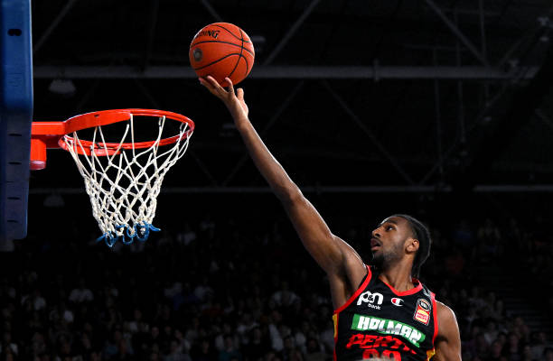 简易篮球场景：奔跑投篮的孩童