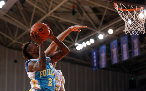 历史十大中锋最新排名:谁才是真正的篮下统治者?