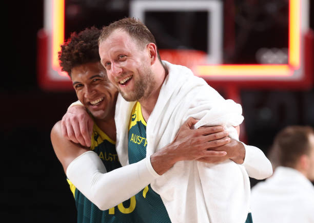 篮球规则小课堂:翻腕犯规的定义与实战应用