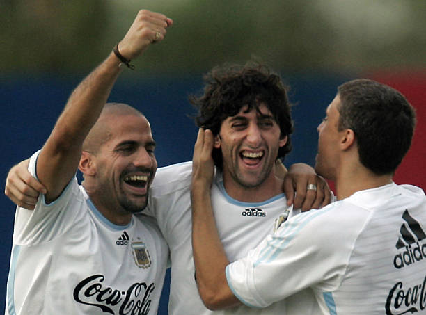 建一个标准五人制足球场需要投入多少资金?