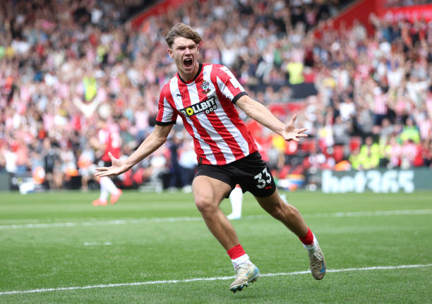 莫德里奇 vs 克罗斯:皇马定位球主罚权的战术博弈