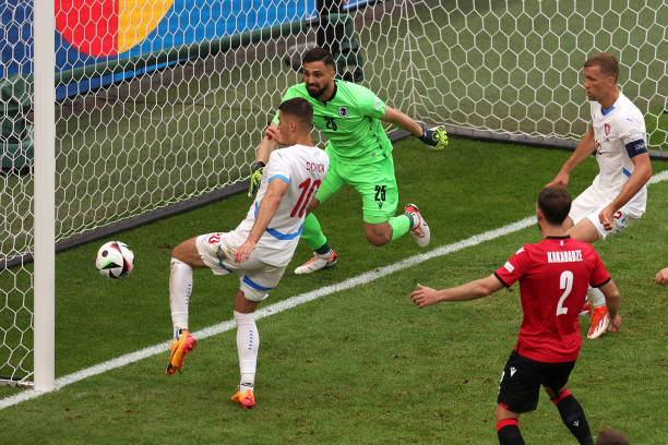 法甲新赛季首秀：年轻球员崭露头角，老将风采依旧