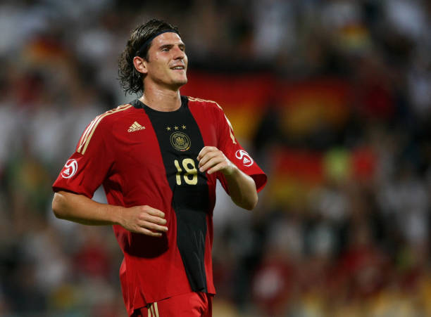 角球和任意球中的越位判定:关键规则与争议案例