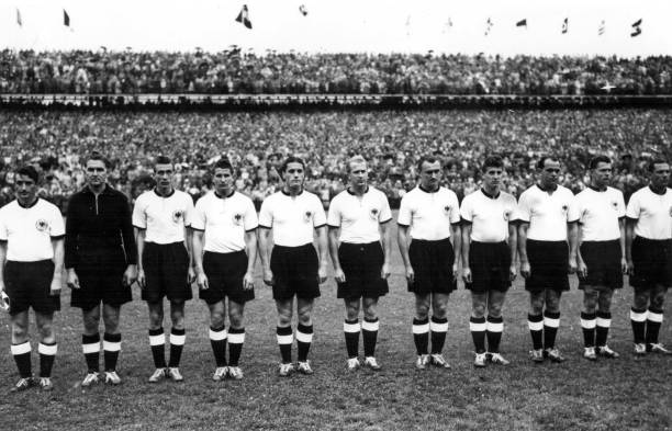 掌握防守反击:在实况足球2021中打造无懈可击的战术体系