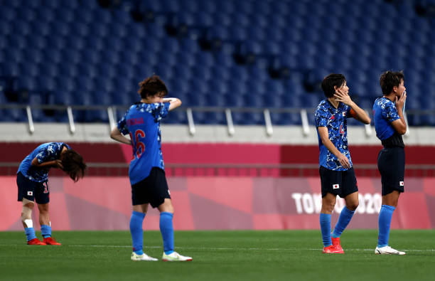 梅西接过小罗的10号球衣：巴萨历史的传承