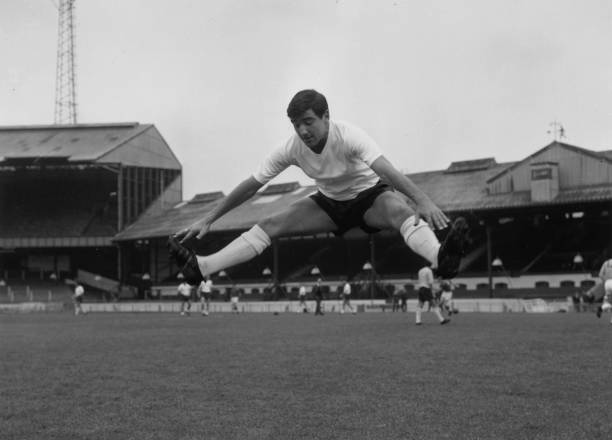 单刀犯规频发:现代足球的防守策略演变