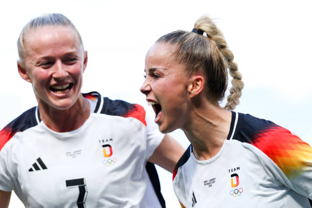 德甲联赛2023-24赛季:北京时间的比赛通常在周几?