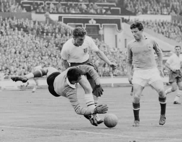 足球场上的“第二裁判”:边裁红牌权该不该存在?