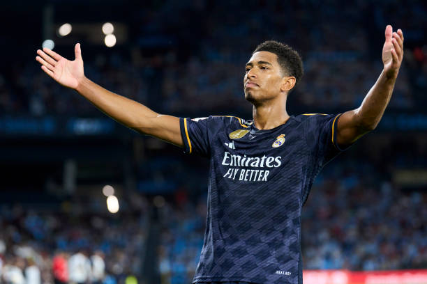 引用影片中的关键评价词,探讨其解构传奇的叙事手法