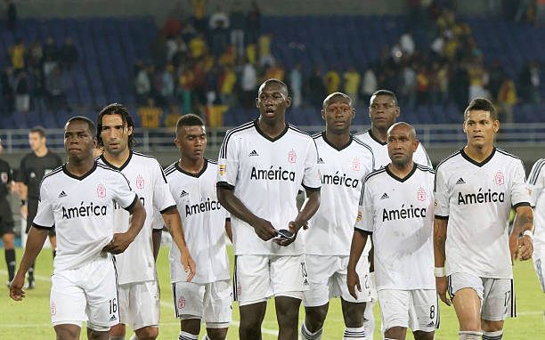 如何正确执行间接任意球：裁判手势与程序