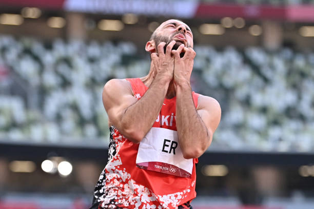 陈芋汐父母罕见合影曝光,温馨家庭氛围引关注