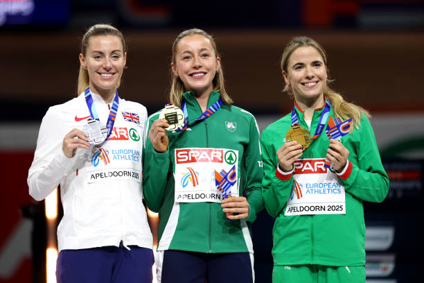 全红婵何威仪领奖瞬间,荣耀时刻定格