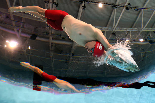 游泳对成年人关节友好，适合各年龄段的运动选择