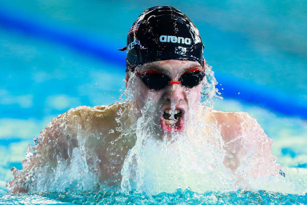 女性游泳爱好者必看:如何减少游泳对头发的伤害?