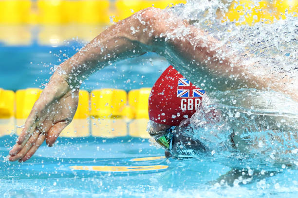 游泳教练的薪资构成：底薪、提成与奖金如何分配？