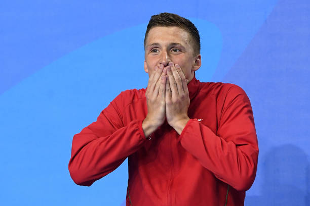 游泳池游泳会感染艾滋病吗？真相揭秘