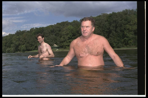 朱一龙泳池拍摄花絮，展现阳光活力一面