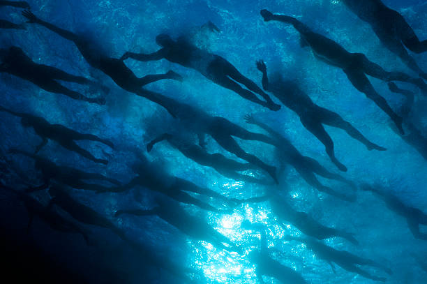 朱一龙泳池侧拍照，自然状态下的帅气瞬间