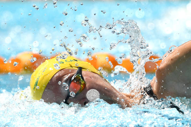 水波与光影：如何用绘画表现游泳场景的视觉效果