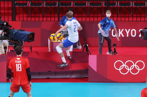 郎平是谁?中国女排传奇教练的辉煌人生