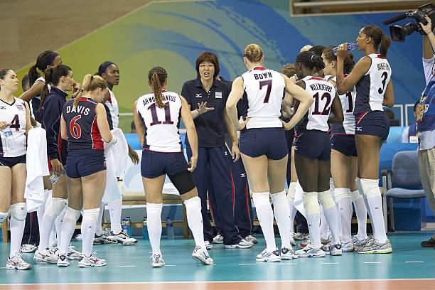 排球颠球常见问题解答:手型、力度和节奏如何把握