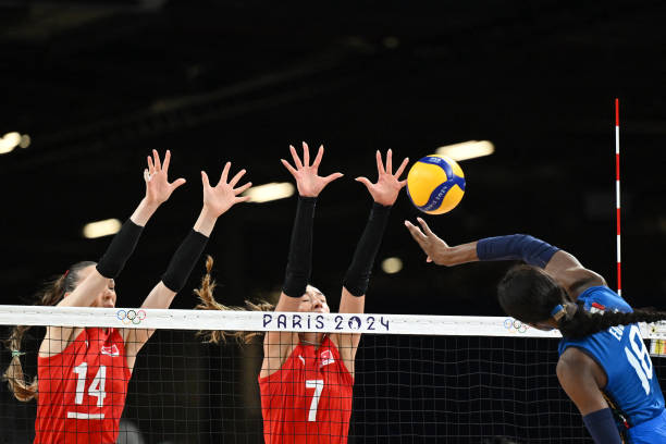 新手入门:女生排球发球动作分解教学