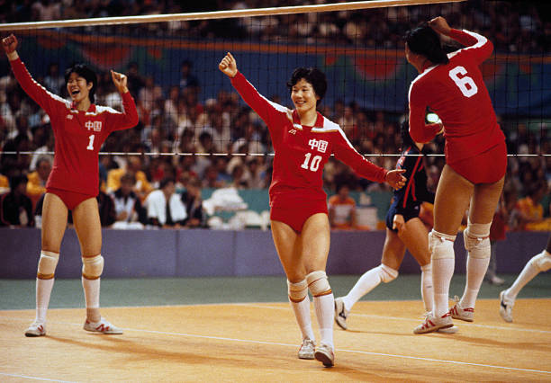 探索这位杰出人物的早年生活、教育背景及其在专业领域的贡献。